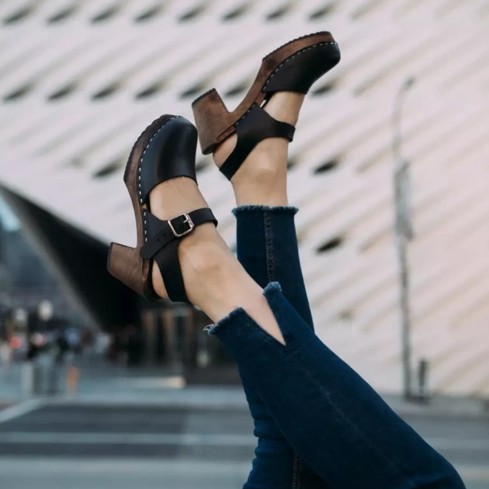 Lotta From Stockholm Clogs HIGHWOOD BLACK ON BROWN